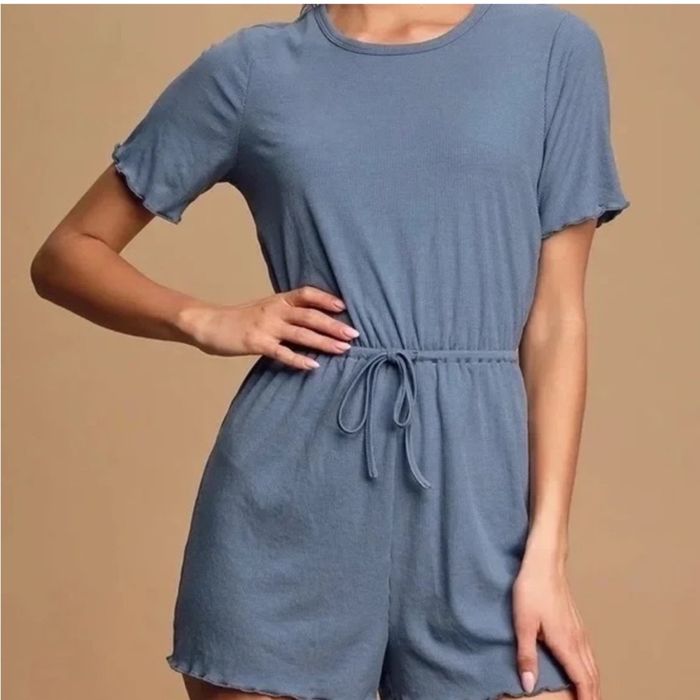 Lulu’s Estelle Ribbed Lettuce Edge Blue Short Sleeve Elastic Waist Romper Size M